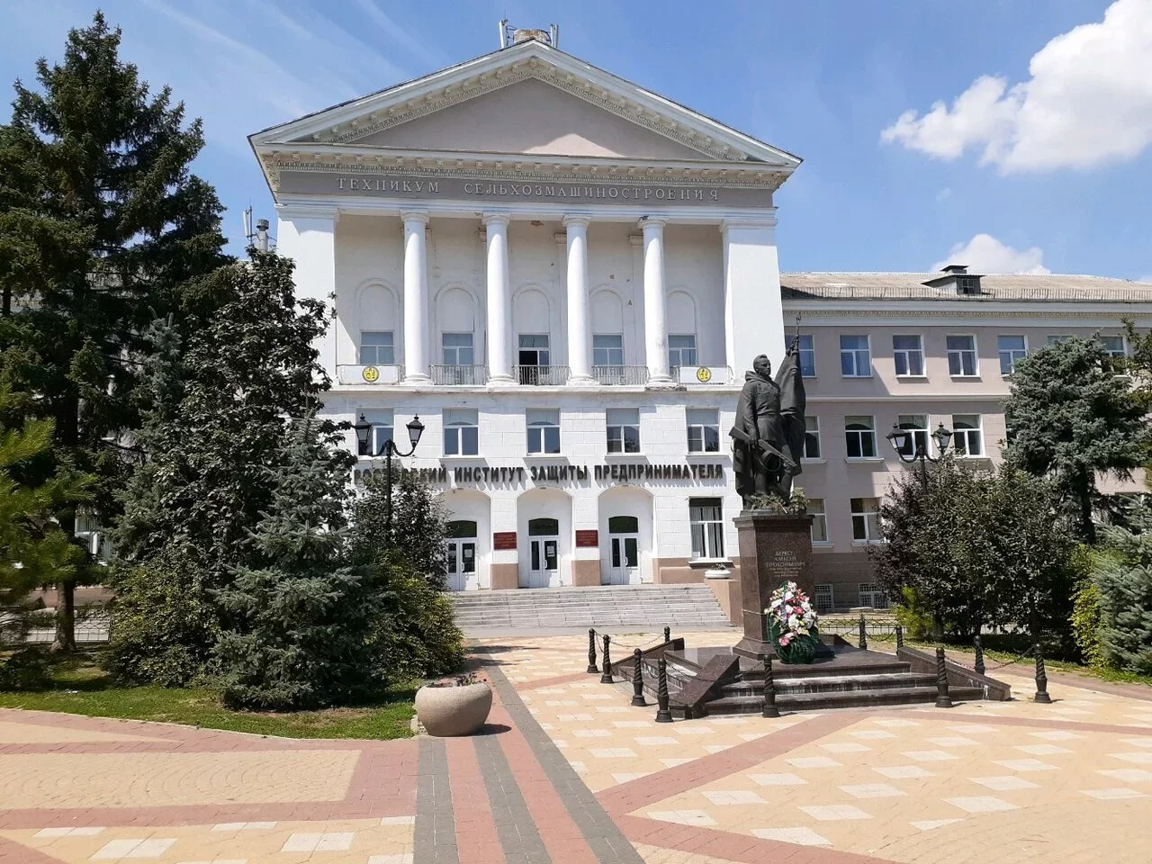 В Ростове экс-проректора вуза посадили за аферу с ускоренным обучением студентов