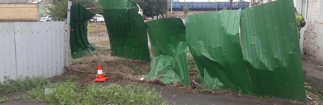В Сальске «Приора» протаранила забор и бетонные трубы, водитель погиб