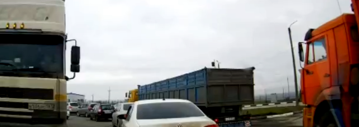 На границе Ростовской области со стороны Донбасса автомобили стоят в пробках по 9 часов