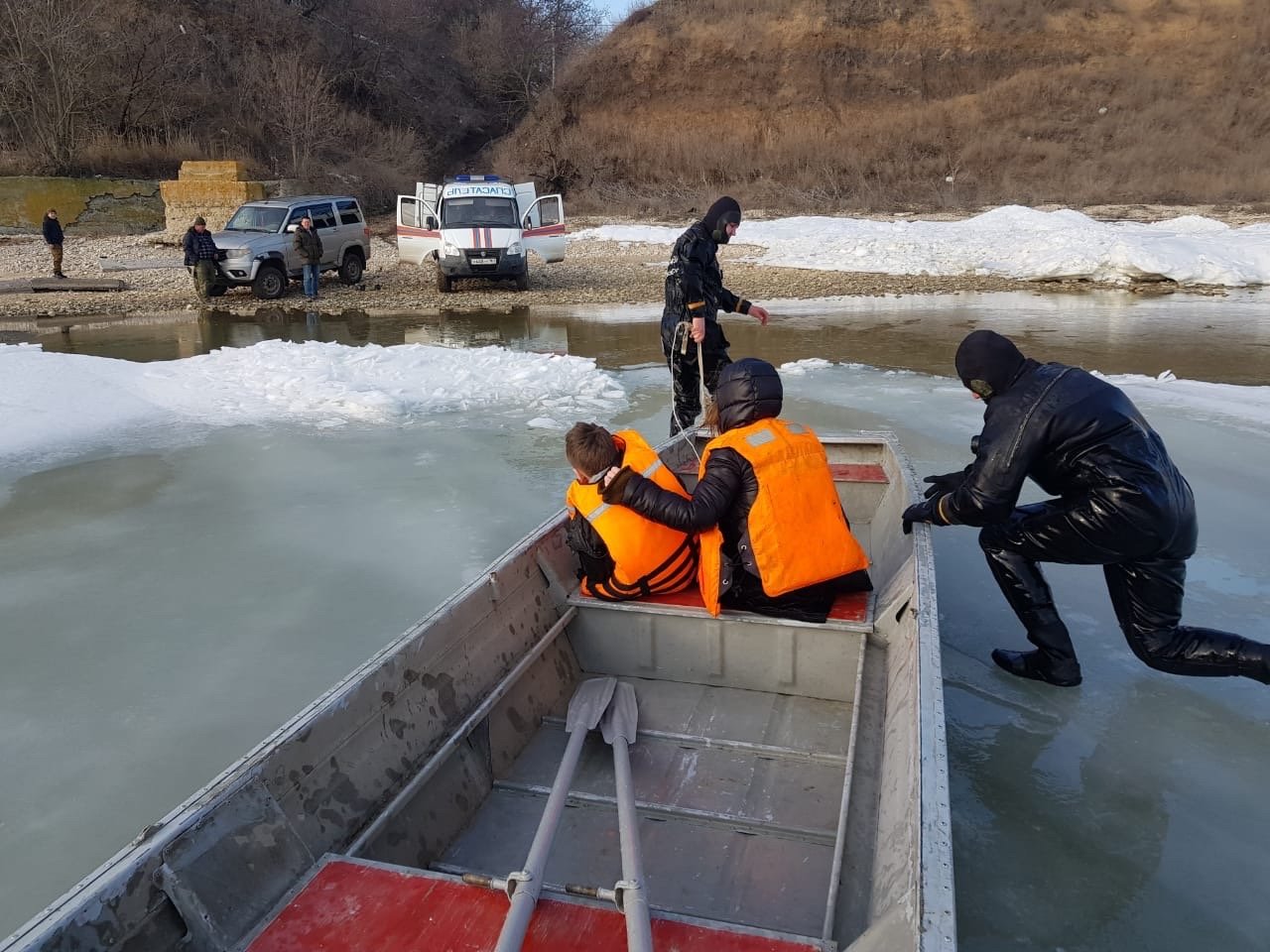 В Ростовской области спасли оказавшихся на льдине детей