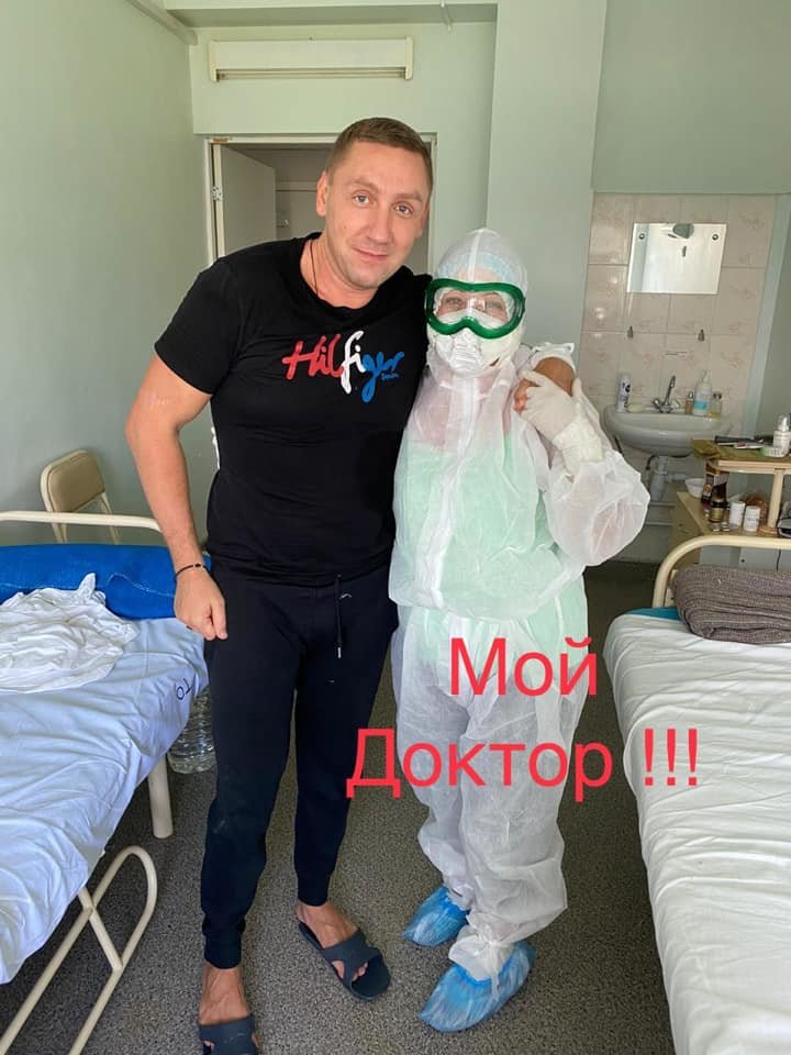 Максим Гелас и лечащий врач ковидного госпиталя