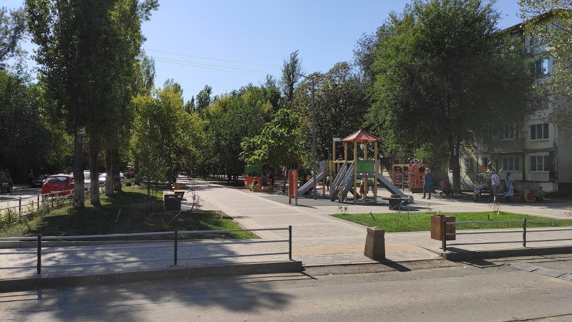 Детская площадка на бульваре Новоселов