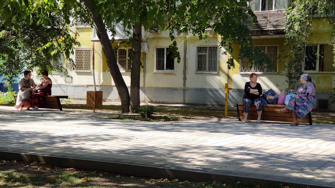 посетители пешеходной зоны на бульваре Новоселов