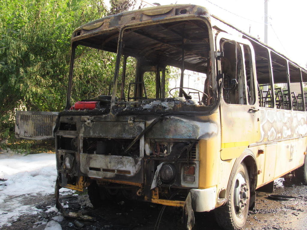 В Донецке сгорел школьный автобус
