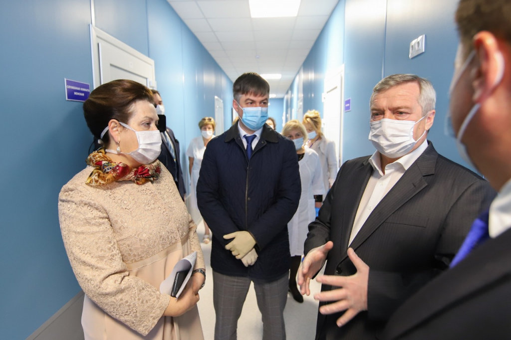 Губернатор Ростовской области, министр здравоохранения Дона и сити-менеджер инспектируют ковидный госпиталь