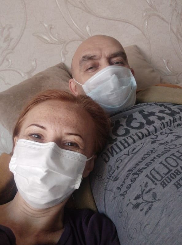 Станислав Нови с женой дома во время болезни
