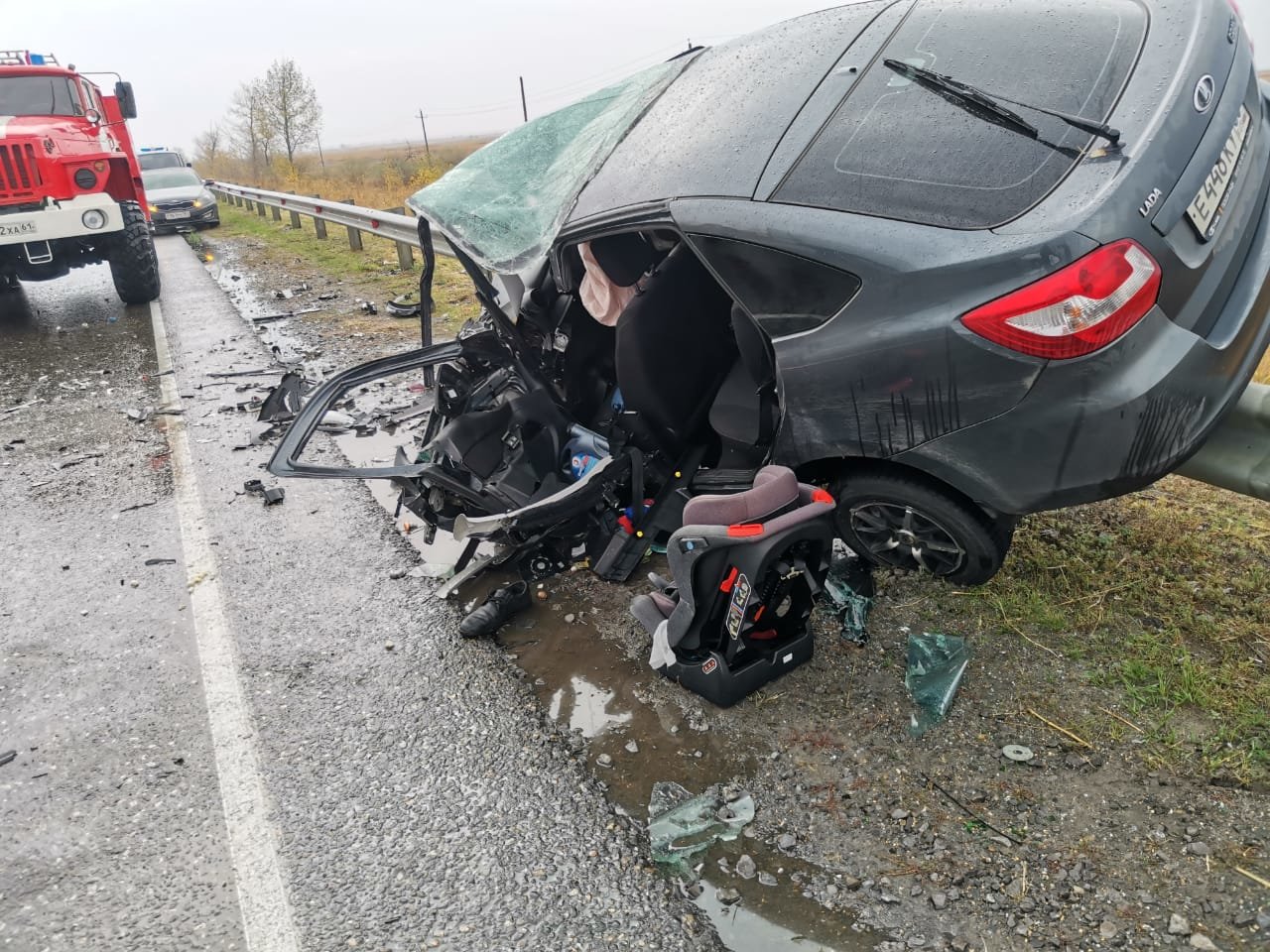 От удара авто выбросила на барьерное ограждение