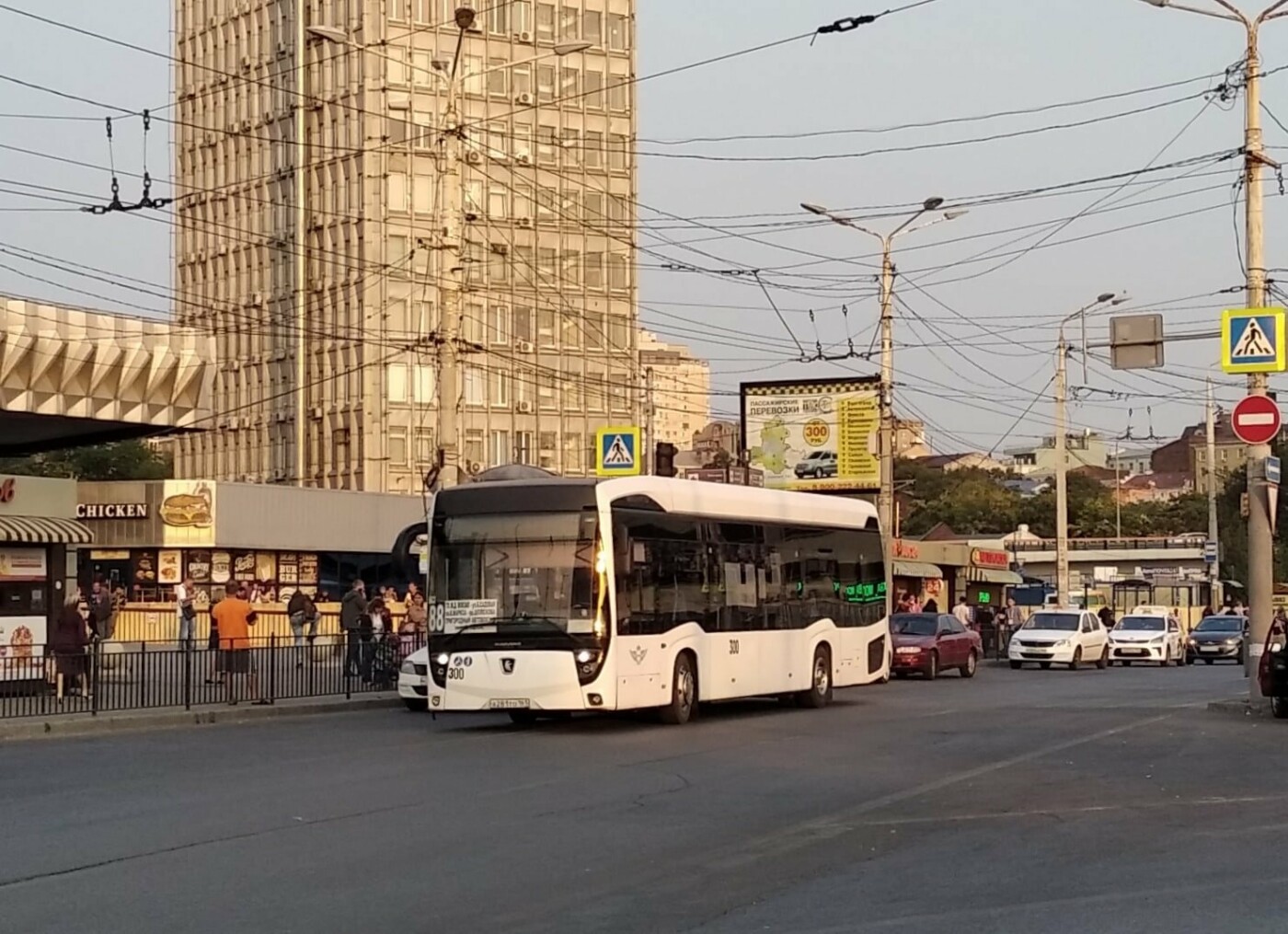 Остановка общественного транспорта на главном вокзале Ростова