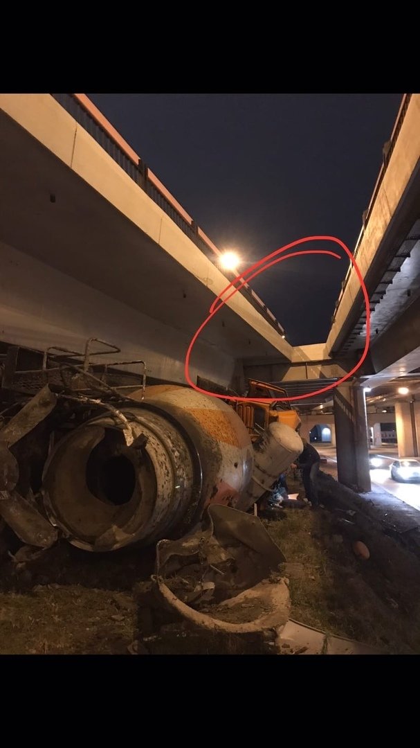 Бетономешалка упала с 10-метрового моста в Ростове