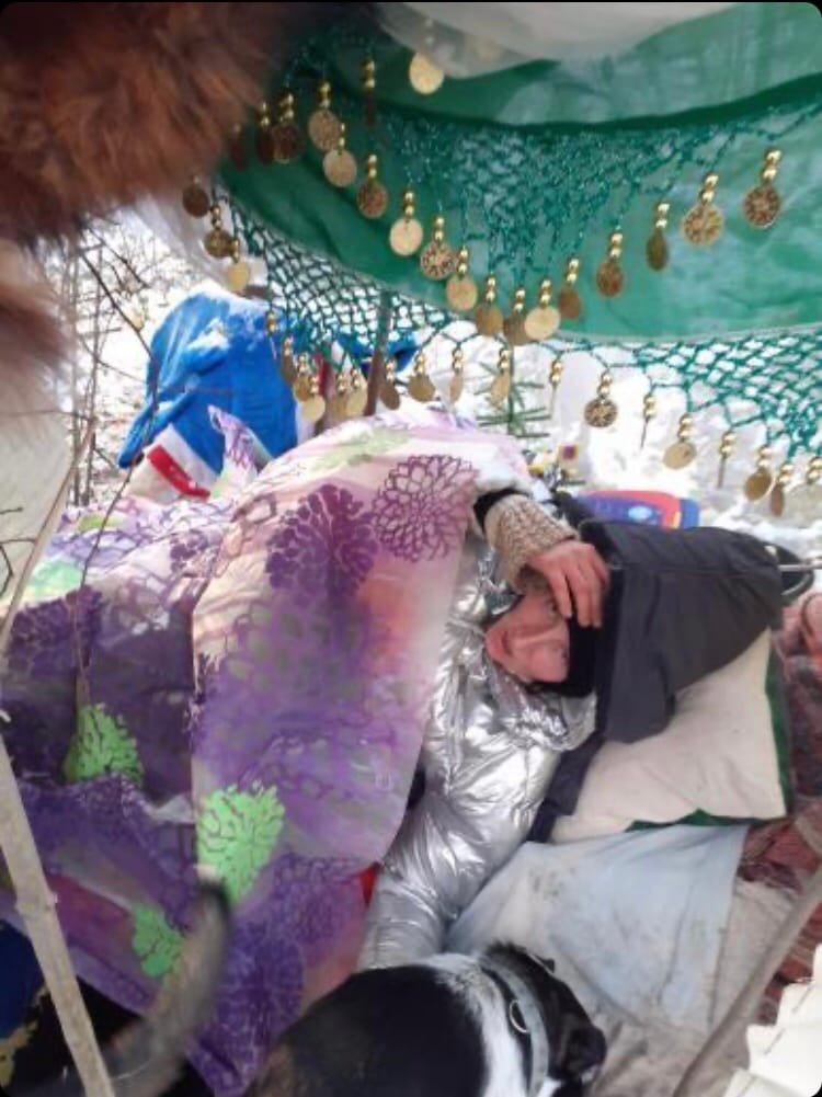 Бездомная женщина в роще Ростова/ фото: очевидец 1Rnd