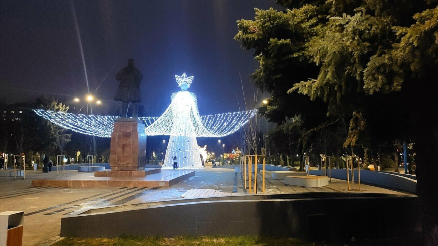 Фигура королевы зимы выше статуи Ленина