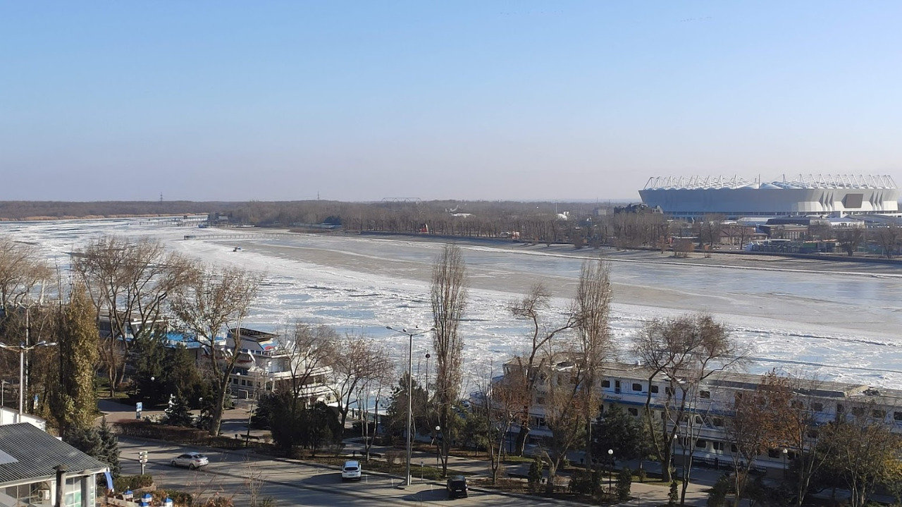 Левый берег Дона фото. Зима в Ростове. Застройка левого берега Дона. Морозный ветер.