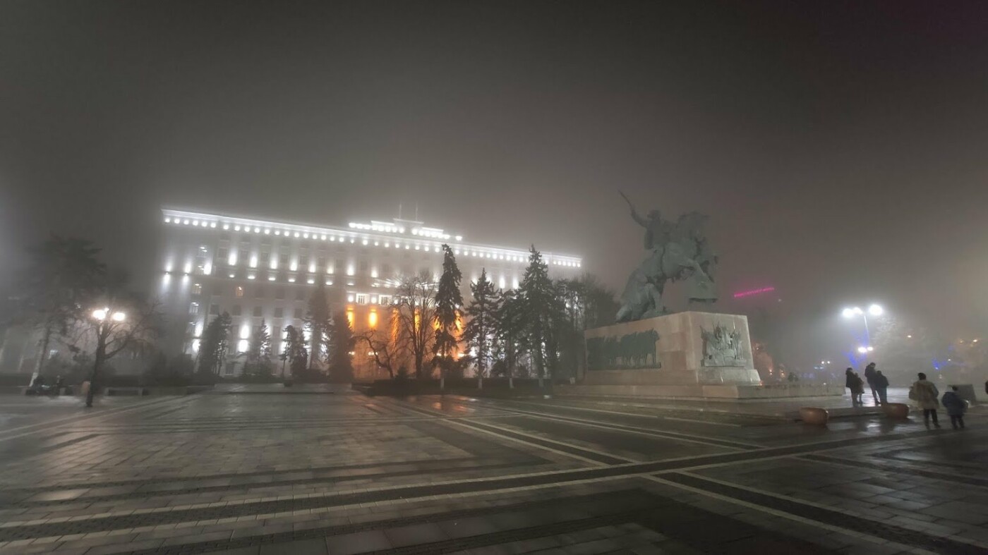 Правительство Ростовской области в дымке