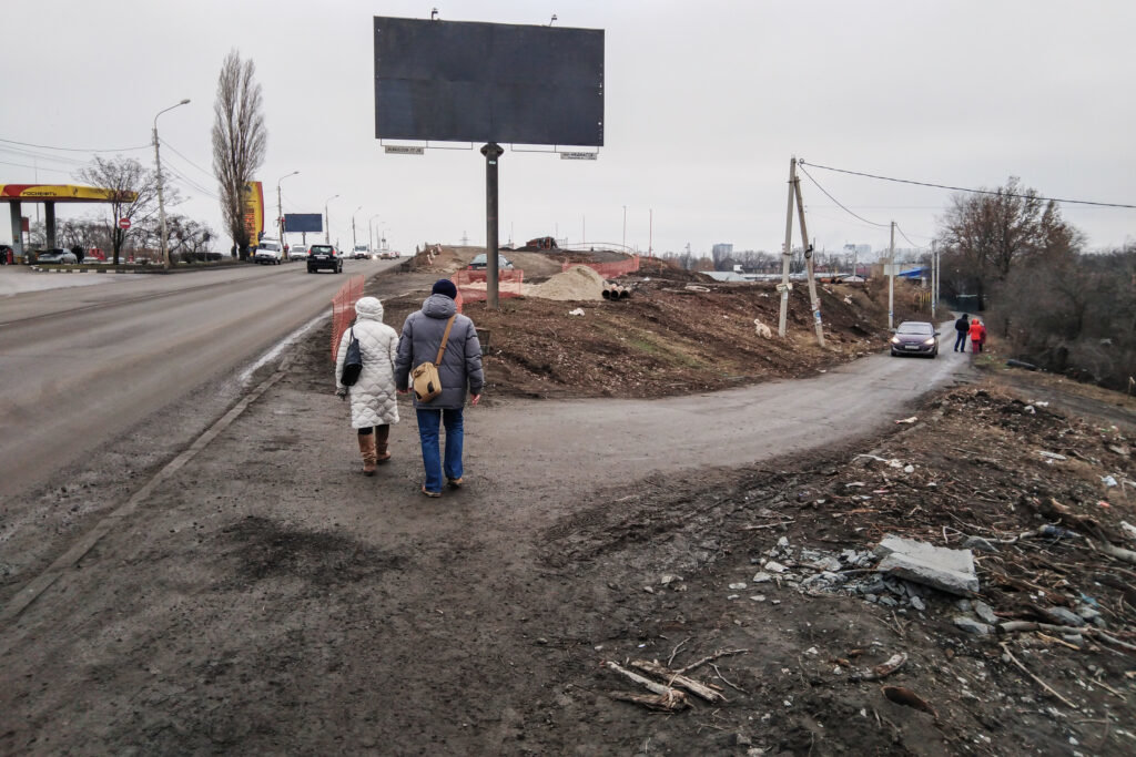 Путь к новому мосту Малиновского идёт по грунту и грязи