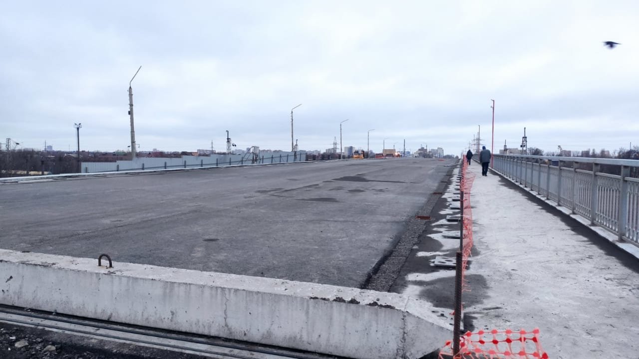 Пешеходы на новом мосту на Малиновского