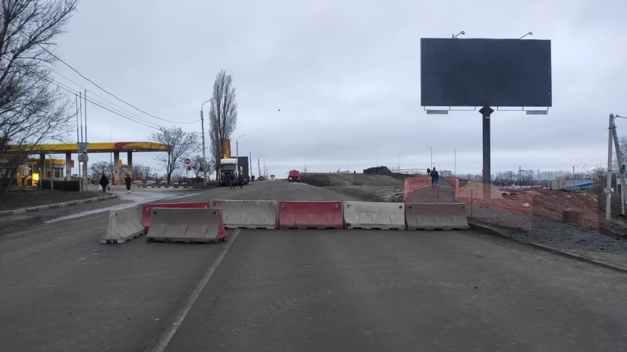 Остановка и барьеры на мосте Малиновского