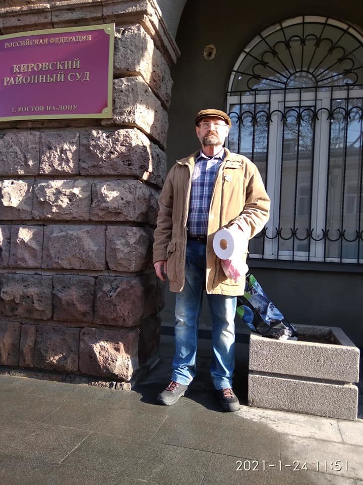 Борис Папаян у здания Кировского районного суда