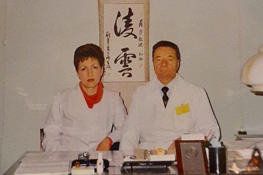 На фото: Светлана Литовченко и профессор Александр Качан, г. Санкт-Петербург, 2002 г.