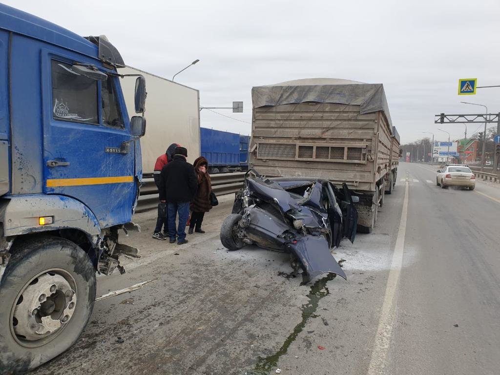 Зерновозы раздавили две легковушки на трассе М-4 под Ростовом