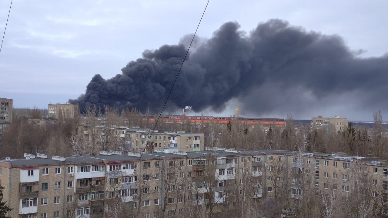 В Шахтах горит завод 