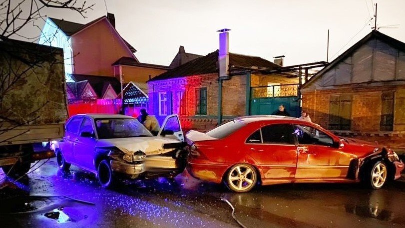 В Ростове патрульный автомобиль попал в аварию на месте другого ДТП