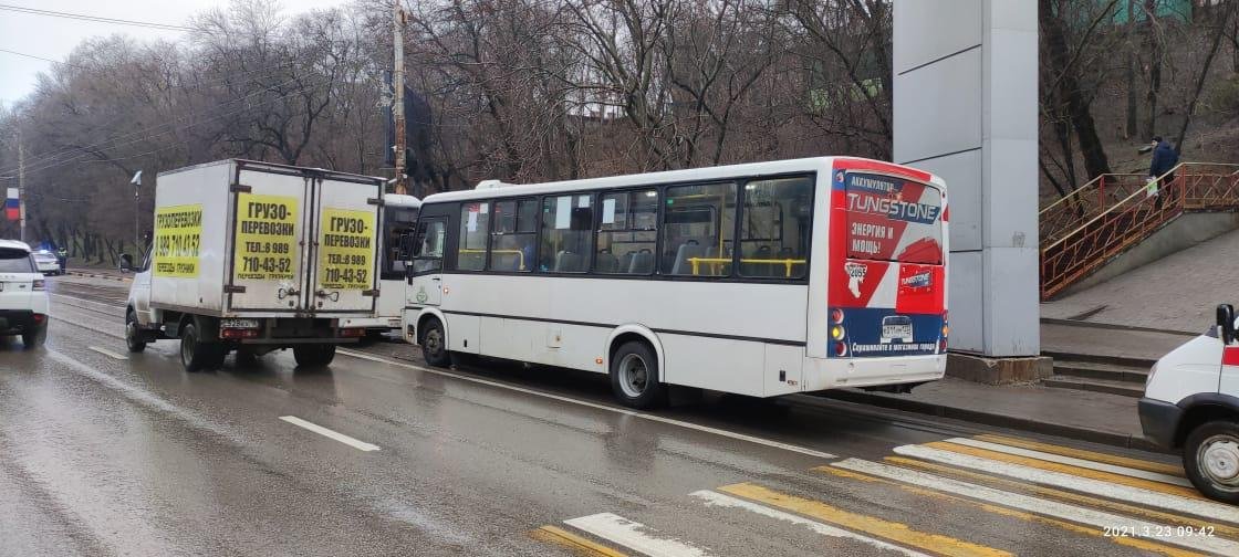 Два автобуса столкнулись на проспекте Стачки