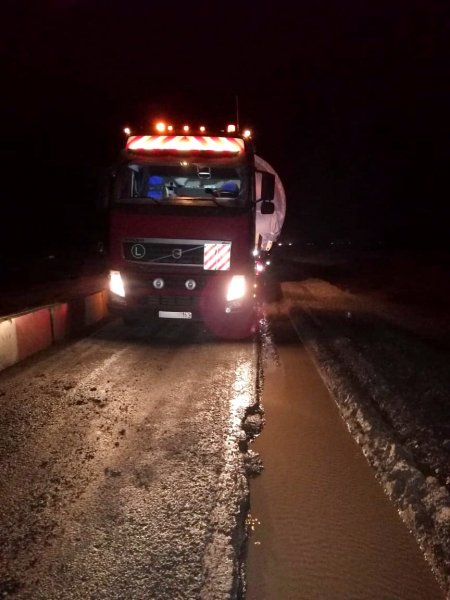 Застрявший на трассе грузовик