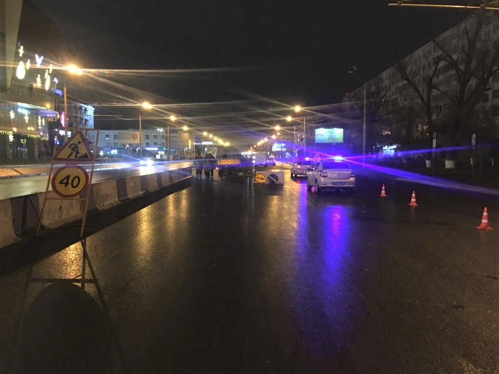 ДТП на Нагибина в Ростове: иномарка врезалась в машину дорожников