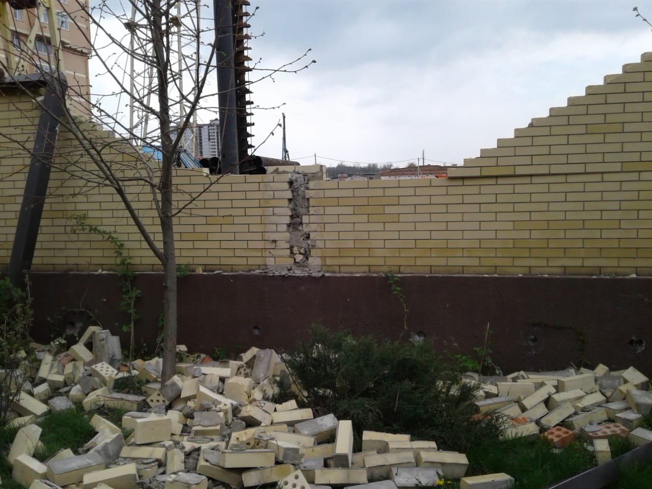 Кирпичная стена рухнула на детскую площадку