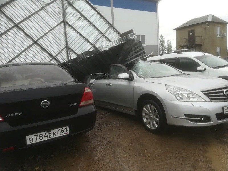 Обшивка крыши раздавила 3 машины в Волгодонске