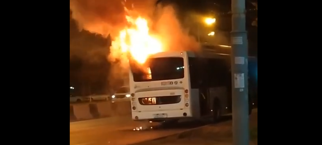 Первый автобус (№40) загорелся на проспекте Стачки