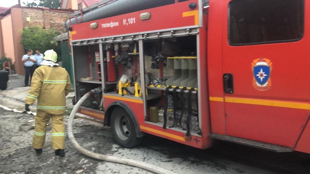 В Ростове пенсионер пострадал при пожаре в частной трехэтажке