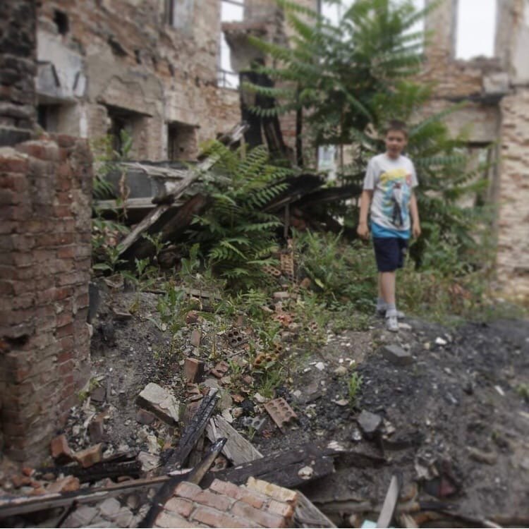Сын Анны Антошиной Дима на фоне домов, пострадавших от пожара