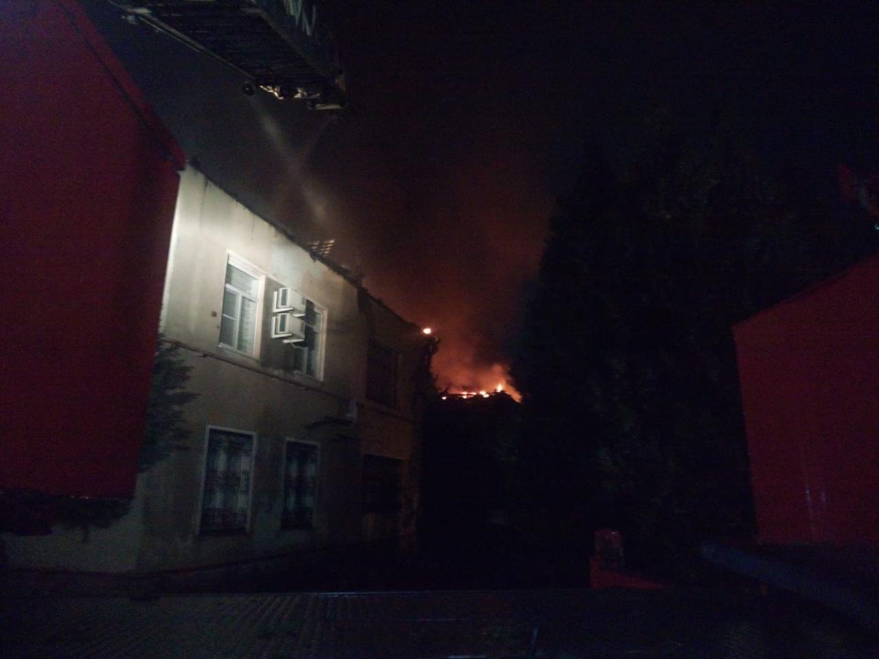 В Волгодонске 58 спасателей два часа тушили пожар в многоквартирном доме