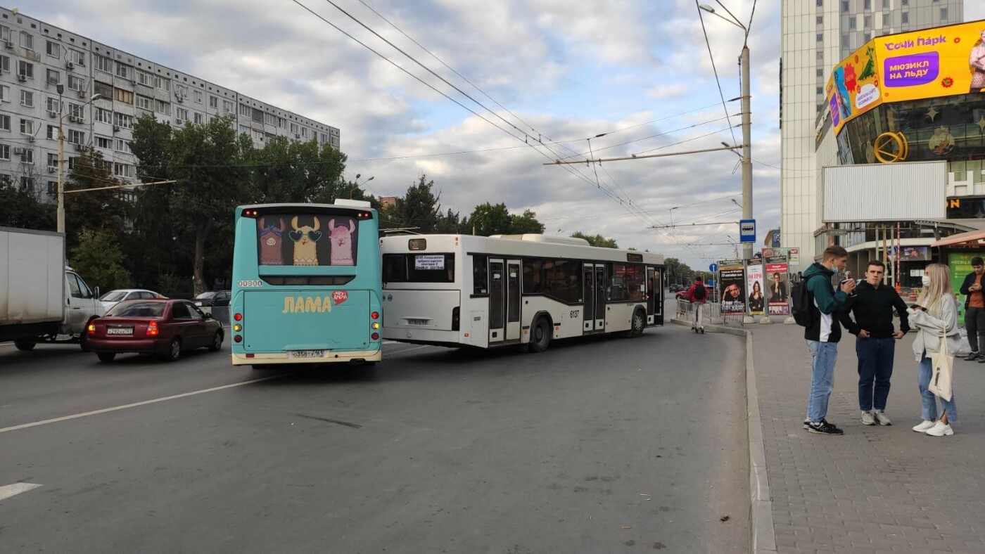 Пассажирские автобусы столкнулись перед ТРЦ 