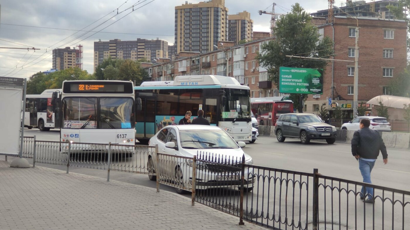 Пассажирские автобусы столкнулись перед ТРЦ 