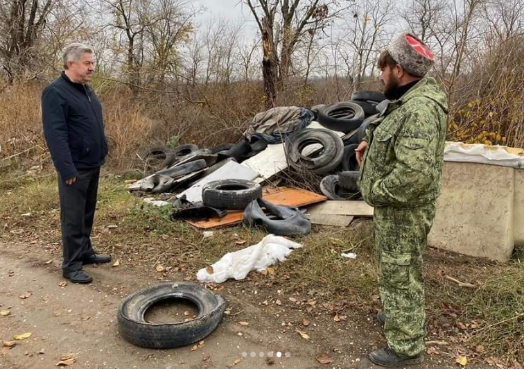 Виктор Водолацкий осматривает свалку в Самарском