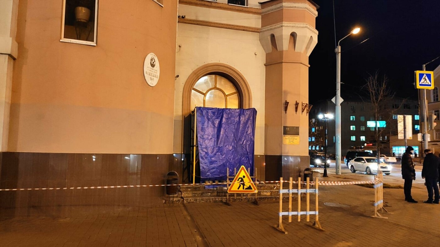 Вход в здание Ростовводоканала до ночной атаки неизвестных