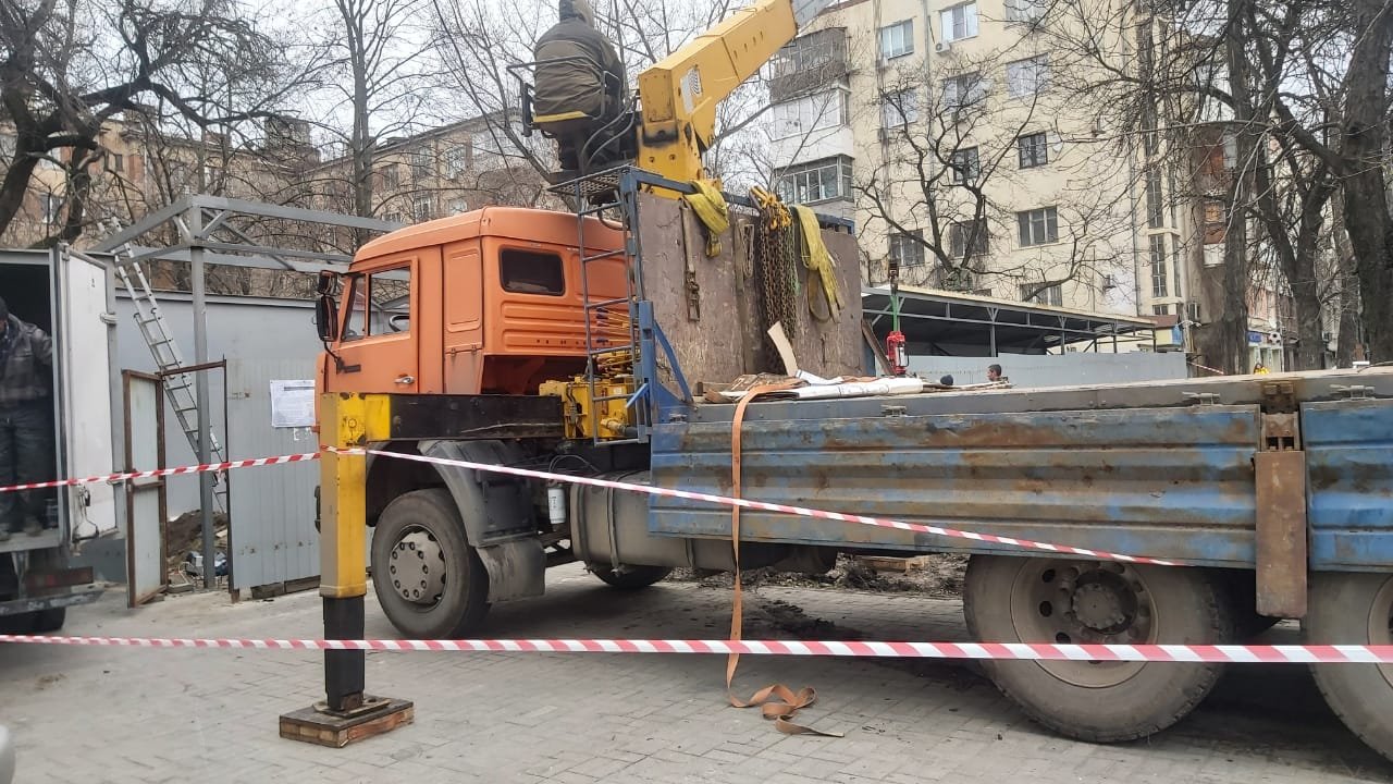 Строительство ларьков вместо забора и тротуара на Ворошиловском