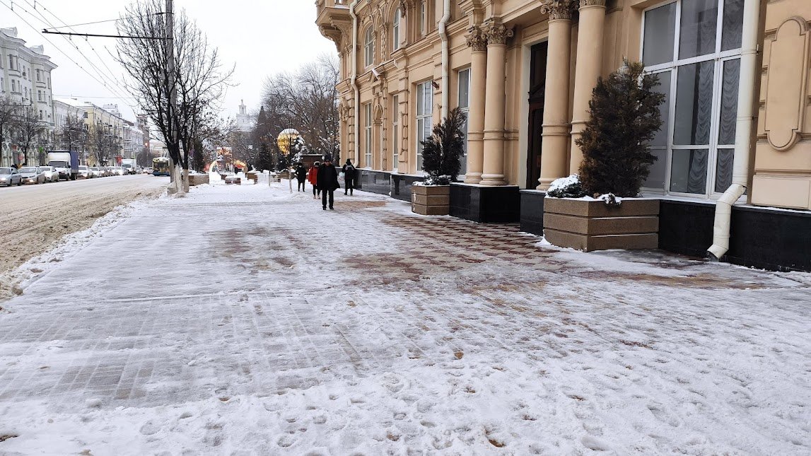 Тротуар возле мэрии Ростова и в паре метров от неё