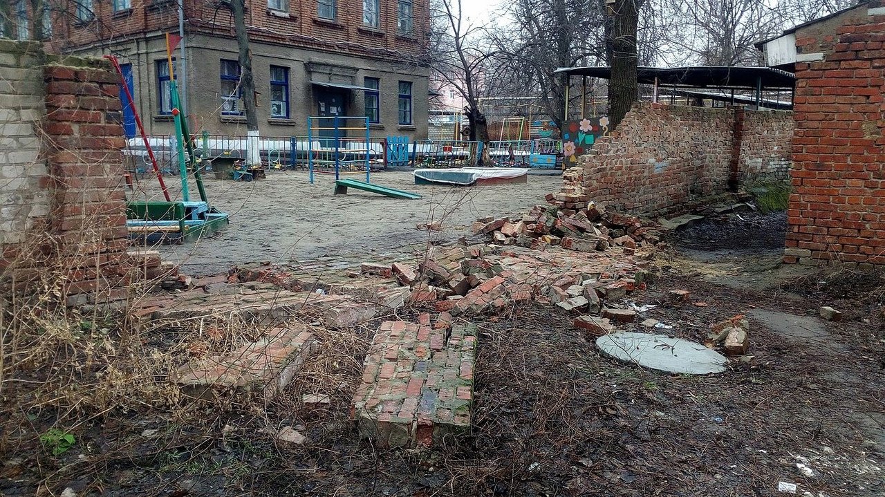 В Каменске-Шахтинском рухнул кирпичный забор детского сада