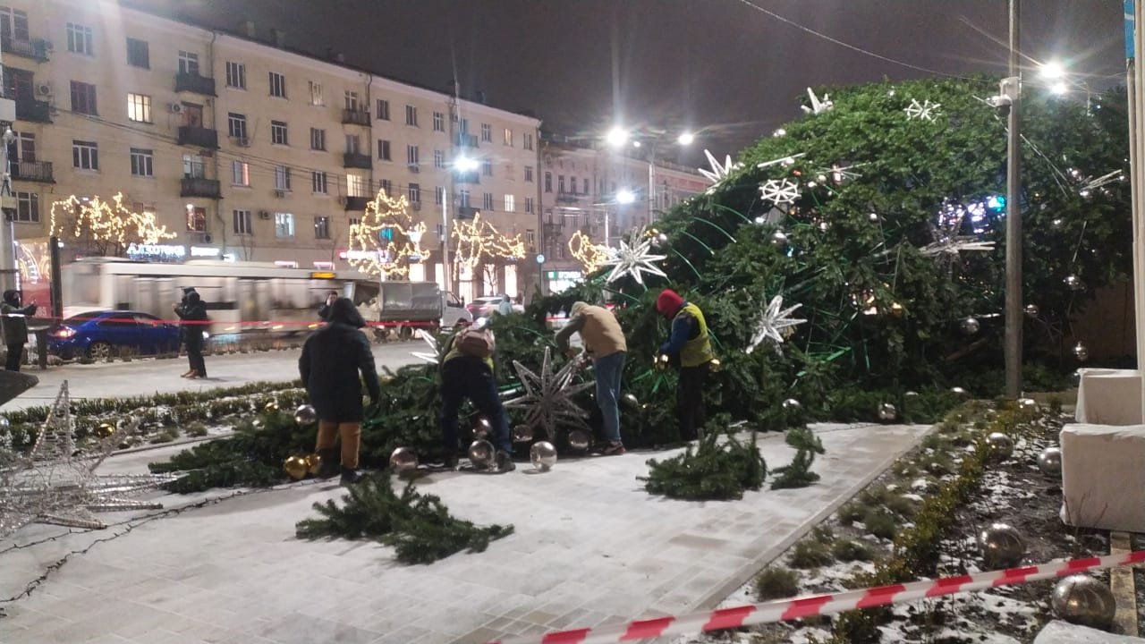 В Ростове упала 24-метровая искусственная ель