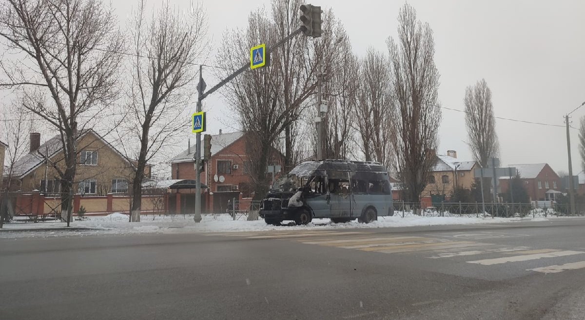 В Новошахтинске на ходу загорелся микроавтобус