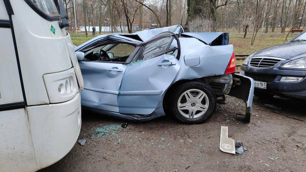 Автобус впечатал иномарку в дерево