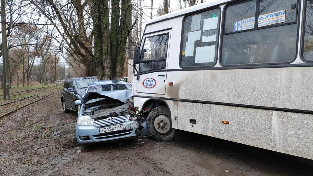 Автобус впечатал иномарку в дерево