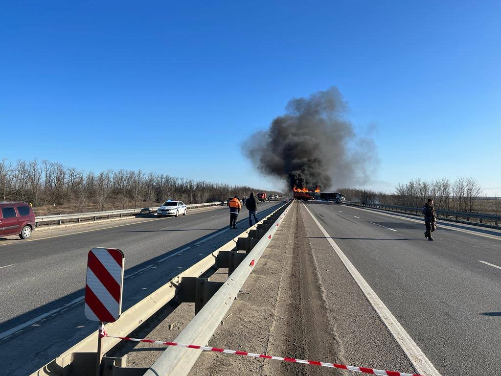 Бензовоз загорелся на трассе М-4 в Ростовской области