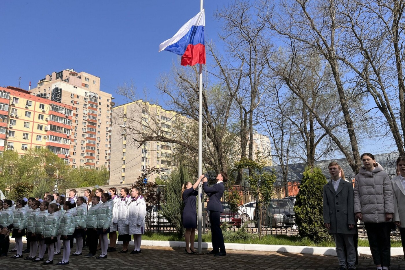 Поднятие флага в школе №53 Ростова