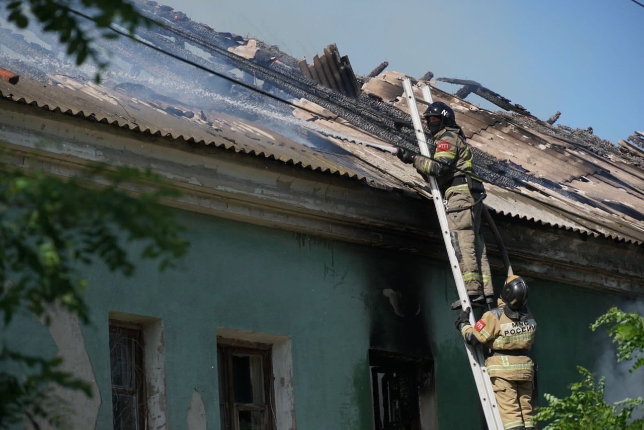 В Октябрьском районе Ростова загорелся двухэтажный заброшенный дом