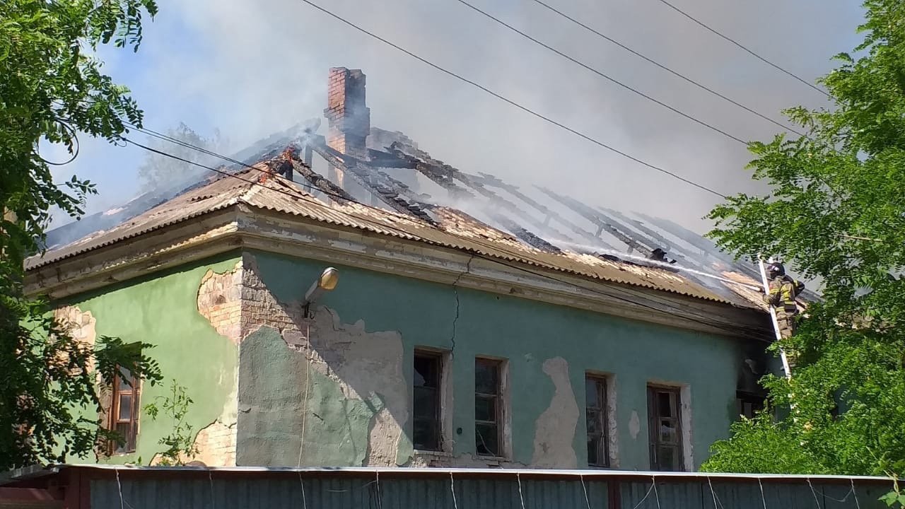 В Октябрьском районе Ростова загорелся двухэтажный заброшенный дом