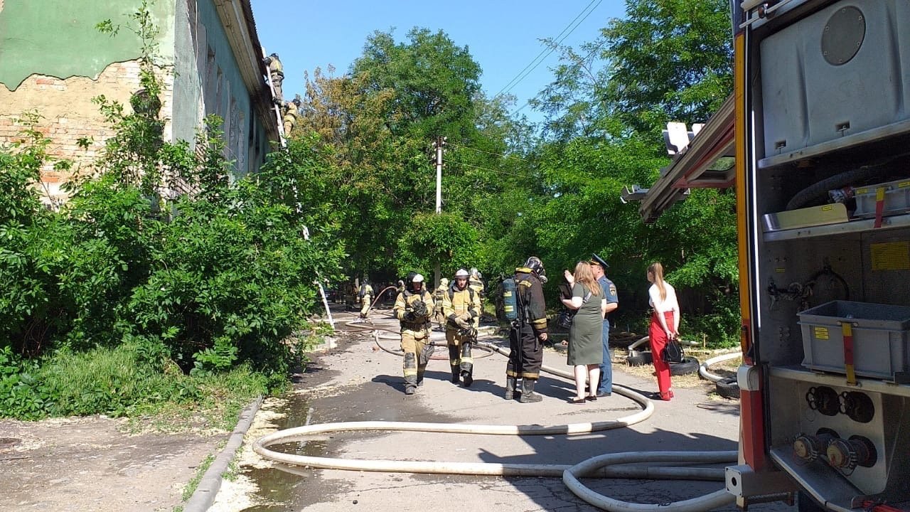 В Октябрьском районе Ростова загорелся двухэтажный заброшенный дом